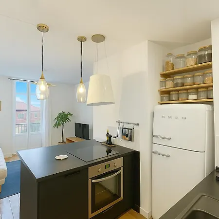 Elegant Cocon Avec Balcon A Deux Pas Des Vagues Biarritz