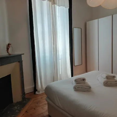 Elegant Cocon Avec Balcon A Deux Pas Des Vagues Apartment